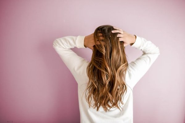 Quels sont les bienfaits de l'huile de macadamia pour les cheveux et comment l'appliquer ?