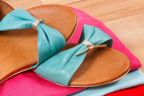 Quelles astuces pour bien porter des sandales à talons compensés avec des robes d'été?