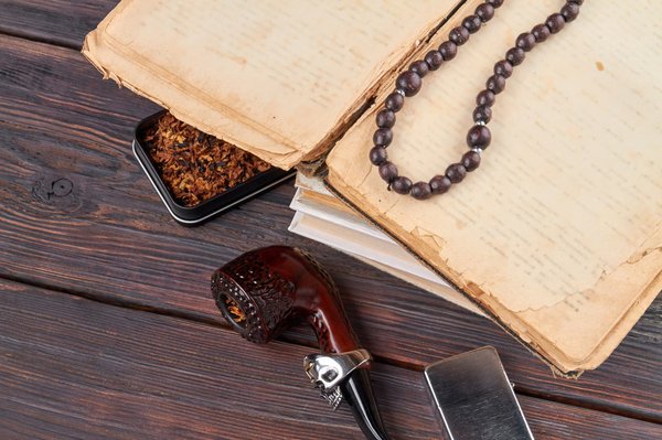 Comment marier des colliers ras-du-cou avec des robes décolletées?